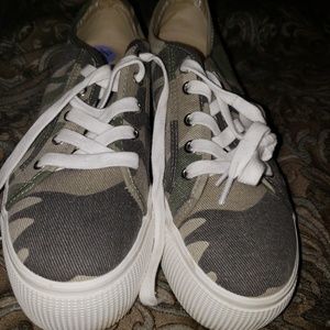 Steve Madden camo print sneakers 8 1/2